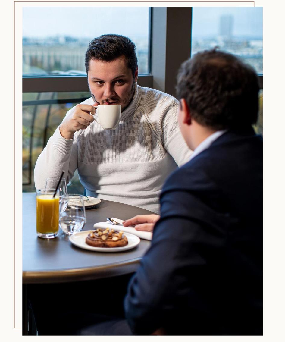 Deux clients profitent d'un gouter et d'un café au première étage de la tour Eiffel
